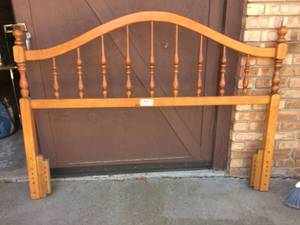 lot 335 image: WOOD SPINDLE HEADBOARD