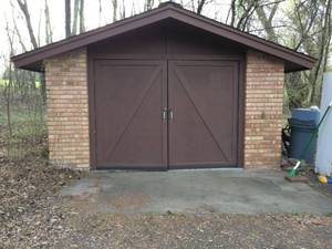 lot 2 image: Brick & Concrete Barn Door Shop Workshop Shed - Great Condition - No Leaks & Has Power Throughout With Own Fusebox - You Move