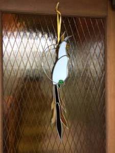 lot 344 image: SPECTACULAR Huge HANGING CRESTED COCKATOO BIRD LEADED Stained Glass Sun Catcher ON WIRE HOP PERCH