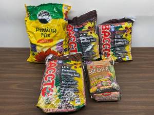 lot 42 image: Mixed Lot Of Miracle Gro, Baccto and Hoffmans Potting Mix