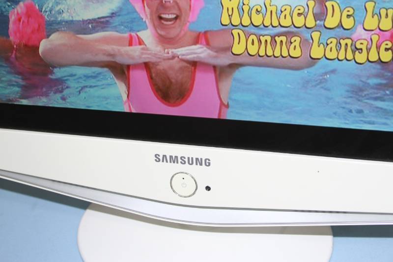 lot 120 image: Samsung LN-S1952W 19 HD  HDTV Widescreen LCD Display  Monitor  Television  TV