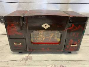lot 29 image: Vintage Motion Jewelry Music Box (SEE VIDEO)