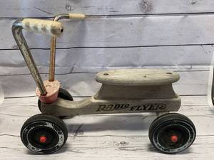 lot 39 image: Antique Radio Flyer Tricycle