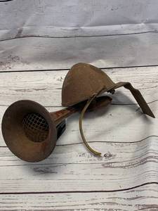 lot 44 image: Antique Metal Horn 12 Long