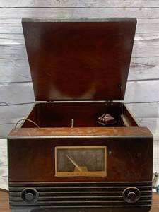 lot 73 image: 1948 Radiola 75zu Record Player