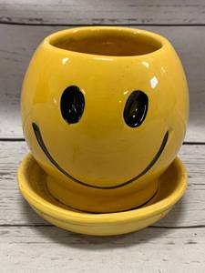 lot 139 image: McCoy Pottery Smiling Face 4 14 Tall #0386