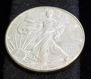 lot 33 image: 2011 AMERICAN SILVER EAGLE 1 TROY OZ. .999 FINE SILVER DOLLAR