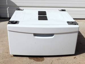 lot 81 image: Samsung Washer Dryer Pedestal