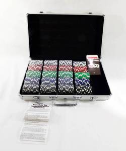 lot 42 image: 400 Chip Texas Hold Em Poker Set