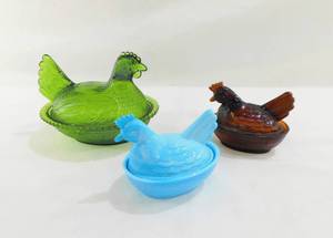 lot 80 image: Set of 3 Vintage Hen on a Nest Dishes