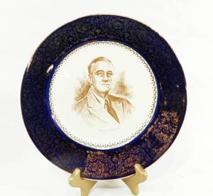 lot 131 image: Vintage Salem China Company Franklin D. Roosevelt 23K Gold Collector Plate