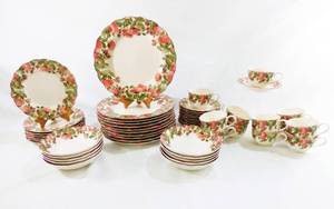 lot 196 image: Set of Vintage Nikko Japan Precious Pattern Tableware