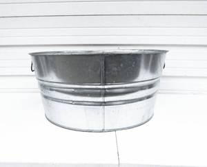lot 113 image: Large Galvanized Metal Tub