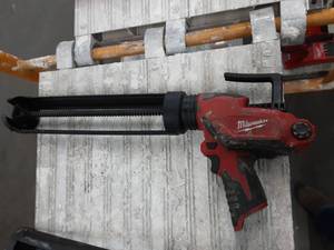 Milwaukee M12 Caulking & Adhesive Gun (No Battery)