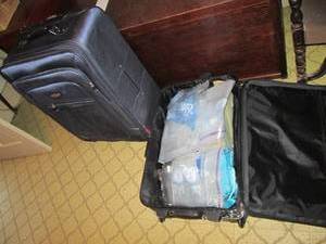 2 Large Suitcases Samsonite & Leisu...