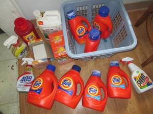 Huge Lot of Cleaning Supplies (Laun...