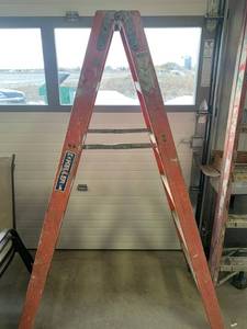 lot 12 image: Kelly M87 6 Foot Fiberglass Ladder