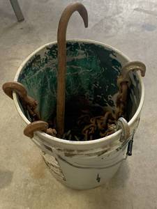 lot 17 image: Bucket of Chains