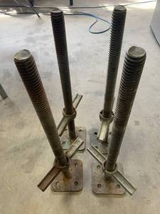 lot 18 image: Lot of 4 Scaffolding Leveling Legs 24 Tall