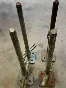 lot 19 image: Lot of 4 Scaffolding Leveling Legs 24 Tall