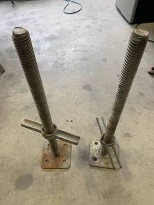 lot 20 image: Lot of 2 Scaffolding Leveling Legs 24 Tall