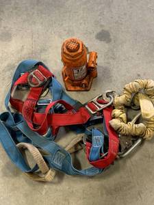 lot 39 image: 12 Ton Bottle Jack & Safety Gear