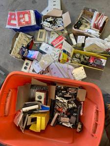 lot 44 image: Huge Lot of Electrical Items