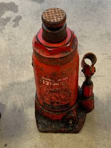 lot 47 image: 12 Ton Hydraulic Jack