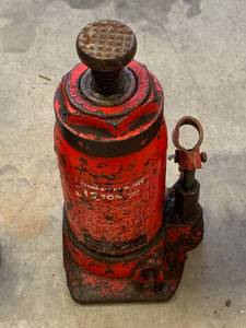 lot 48 image: 12 Ton Hydraulic Jack