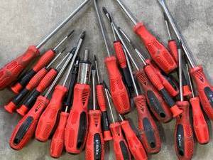 lot 51 image: Lot of 23 Screwdrivers