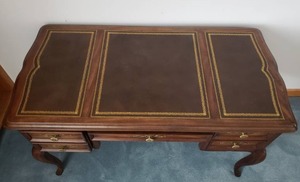 lot 26 image: Beautiful Sligh Leather Inlaid Executive Desk