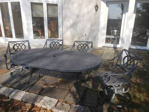 lot 34 image: Cast Aluminum Oval Patio Table Set with 4 Chairs