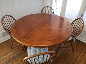 lot 49 image: Round Pecan Kitchen Table with 4 Chairs