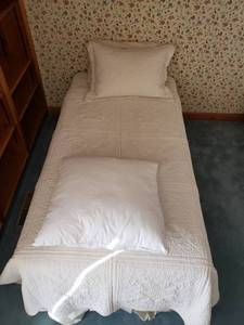 lot 55 image: Spring Air Back Bracer Twin Box Spring and Mattress with Bedding