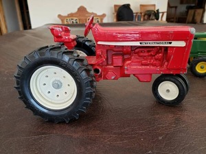 lot 158 image: Collection of Ertl Tractors  John Deere and International Harvester
