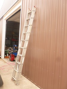 lot 9 image: Werner 20 Extension ladder. Used condition but in good over all shape. As shown.