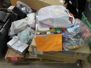 Pallet of unclaimed merchandise lo...