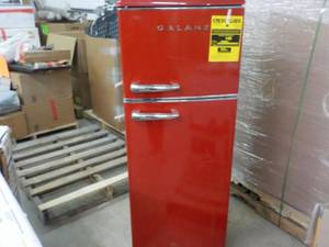 Galanz 7.6 Cu Ft Refrigerator- dent...