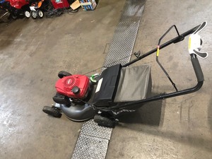 lot 110 image: Honda 21 in. 3-in-1 Variable Speed Gas Walk Behind Self Propelled Lawn Mower with Auto Choke In working condition