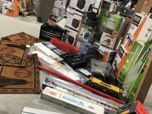 Pallet whit assorted tools and general merchandise original costumer returns