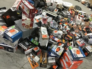 Pallet whit assorted tools, Hadrware, General Merchandise and more original costumer returns