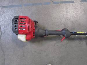 lot 805 image: Troy-Bilt 25-cc 2-cycle 17-in Trimmer Plus Attachment Compatible Curved Shaft Gas String Trimmer and Edger TB22