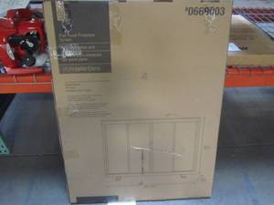 lot 840 image: Style Selections 38.97-in Black Powder Coated Steel Flat Twin Fireplace Screen 15847L