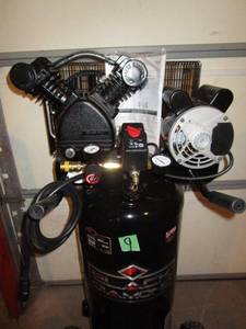 lot 9 image: Black Diamond 20 Gallon Air Compressor