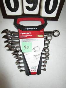 lot 90 image: Husky 10 pc Combination Wrench Set - SAE