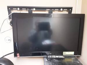 Scepter 32 Inch Flat Screen TV With Remote & Wall Mounting Bracket