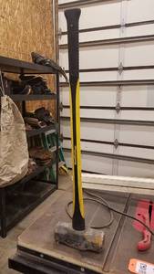 lot 13 image: 16 LB Maul w Fiberglass Handle