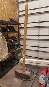 lot 14 image: 10-14 LB Maul w Wood Handle
