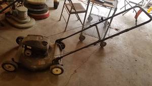 lot 95 image: Poulan 21 Mulcher Lawn Mower