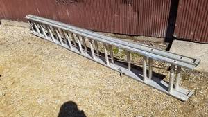 lot 107 image: Aluminum Extension Ladder